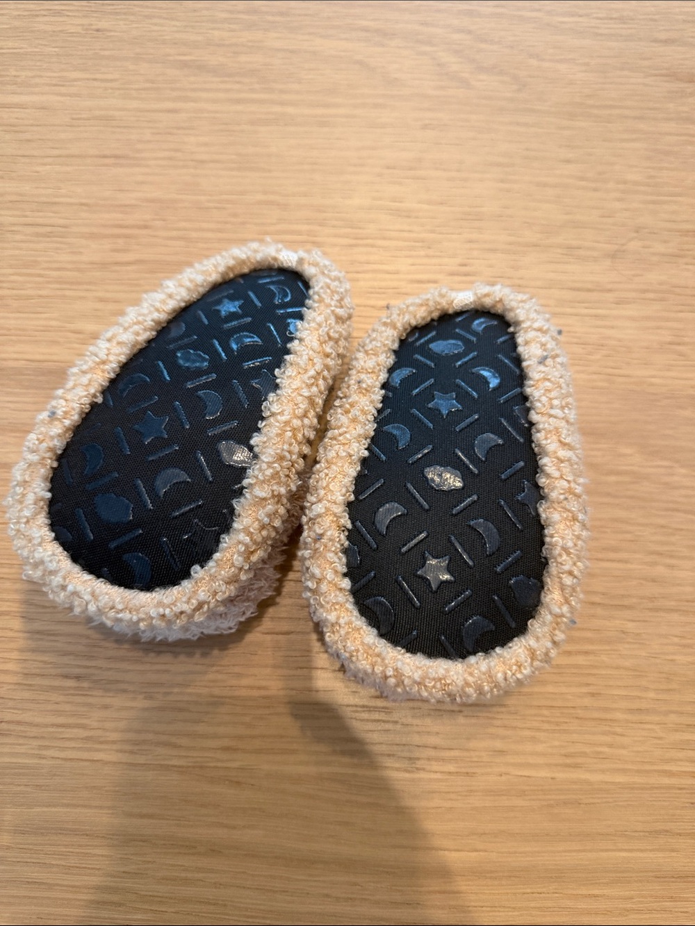 Baby bear slippers - Picture 2 of 2